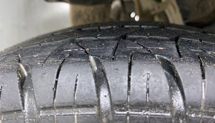 2014 Maruti Swift VXI D, Petrol, Manual, 35,206 km, Left Rear Tyre Tread