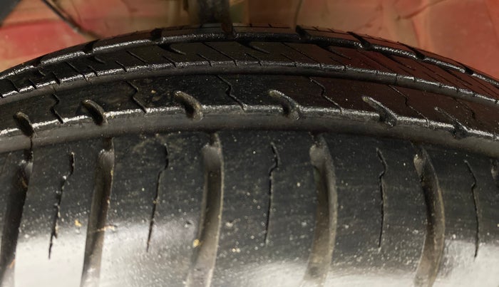 2018 Maruti Swift VXI D, Petrol, Manual, 49,743 km, Left Front Tyre Tread