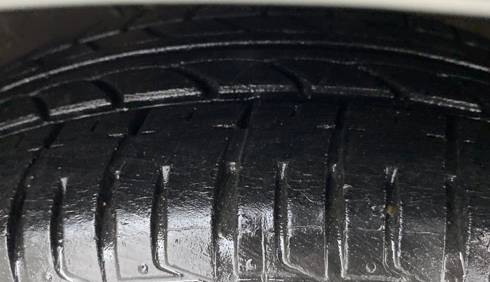 2014 Volkswagen Vento HIGHLINE DIESEL, Diesel, Manual, 95,871 km, Right Front Tyre Tread