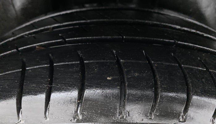2014 Volkswagen Vento HIGHLINE DIESEL, Diesel, Manual, 95,871 km, Right Rear Tyre Tread