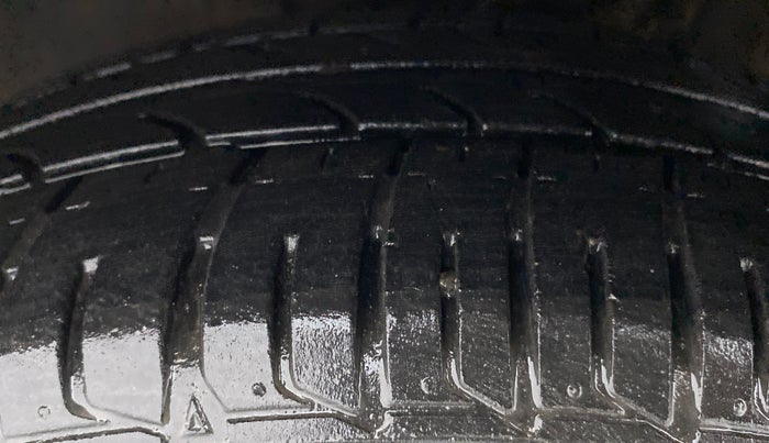 2014 Volkswagen Vento HIGHLINE DIESEL, Diesel, Manual, 95,871 km, Left Front Tyre Tread