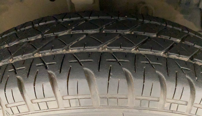 2016 Maruti Swift VXI, Petrol, Manual, 37,520 km, Right Front Tyre Tread