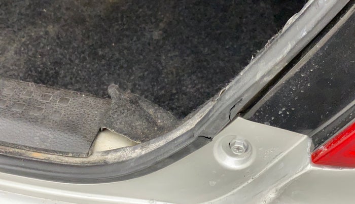 2011 Maruti Swift Dzire LXI, Petrol, Manual, 98,652 km, Dicky (Boot door) - Weather strip has minor damage