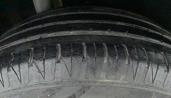 2016 Maruti Vitara Brezza ZDI PLUS, Diesel, Manual, 49,449 km, Right Rear Tyre Tread