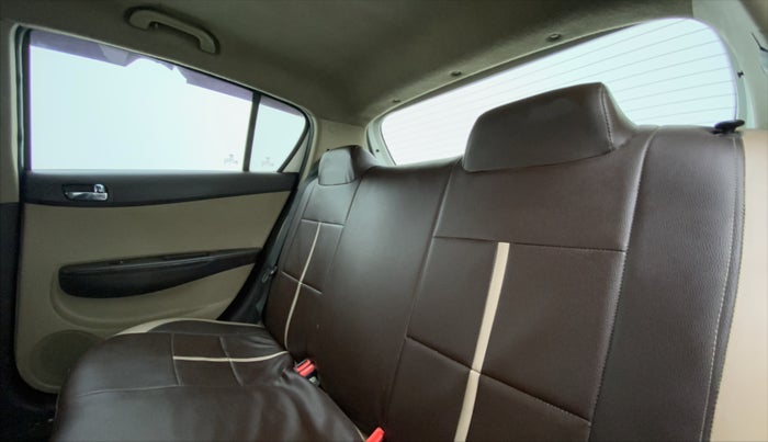2011 Hyundai i20 MAGNA O 1.2, Petrol, Manual, 99,605 km, Right Side Rear Door Cabin