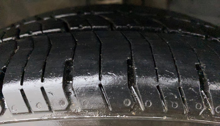 2015 Honda Amaze 1.2L I-VTEC S, Petrol, Manual, 1,08,107 km, Right Front Tyre Tread