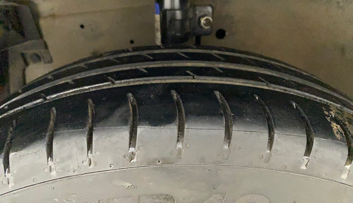 2013 Maruti Swift VXI, CNG, Manual, 91,677 km, Left Front Tyre Tread