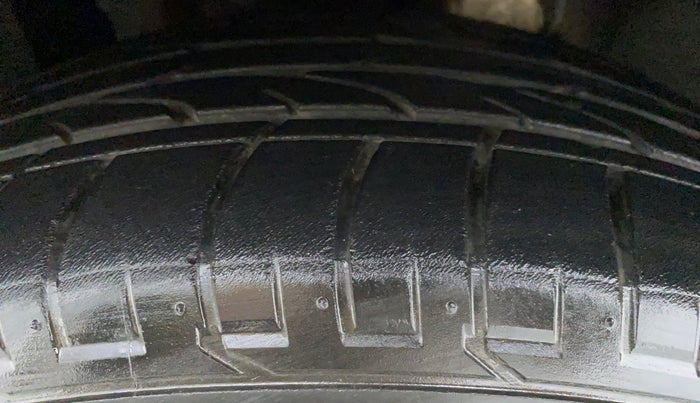 2018 Mahindra MARAZZO M8 7 STR, Diesel, Manual, 7,435 km, Left Front Tyre Tread