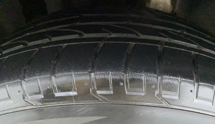 2018 Mahindra MARAZZO M8 7 STR, Diesel, Manual, 7,435 km, Right Front Tyre Tread