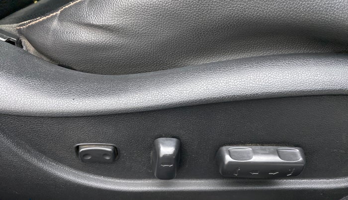 2015 Hyundai New Elantra 1.6 SX AT DIESEL, Diesel, Automatic, 1,07,335 km, Driver Side Adjustment Panel