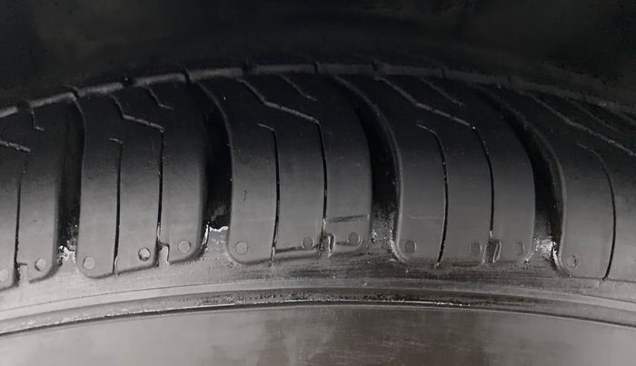 2015 Hyundai New Elantra 1.6 SX AT DIESEL, Diesel, Automatic, 1,07,335 km, Left Front Tyre Tread