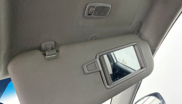 2015 Hyundai New Elantra 1.6 SX AT DIESEL, Diesel, Automatic, 1,07,335 km, Ceiling - Vanity mirror light not working