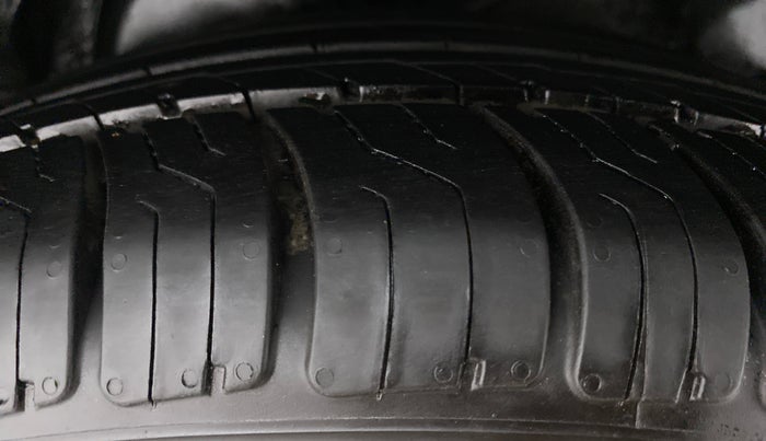 2015 Hyundai New Elantra 1.6 SX AT DIESEL, Diesel, Automatic, 1,07,335 km, Left Rear Tyre Tread