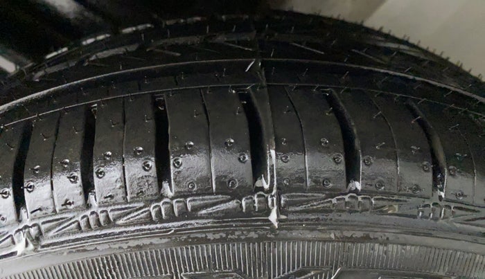 2015 Volkswagen Vento HIGHLINE TDI AT, Diesel, Automatic, 60,597 km, Left Rear Tyre Tread