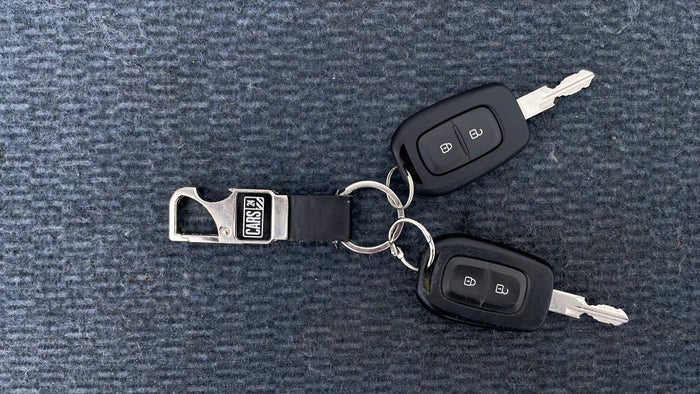 RENAULT DUSTER-Key Close-up