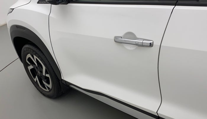 2022 Nissan MAGNITE XV MT, Petrol, Manual, 19,741 km, Front passenger door - Slight discoloration