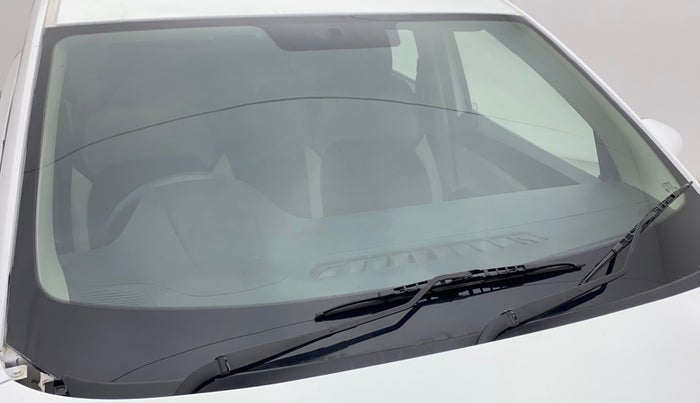 2021 Renault TRIBER RXL MT, Petrol, Manual, 31,561 km, Front windshield - Minor spot on windshield