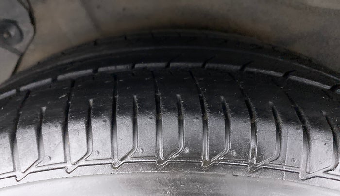 2015 Hyundai Verna FLUIDIC 1.6 CRDI S, Diesel, Manual, 74,936 km, Right Rear Tyre Tread