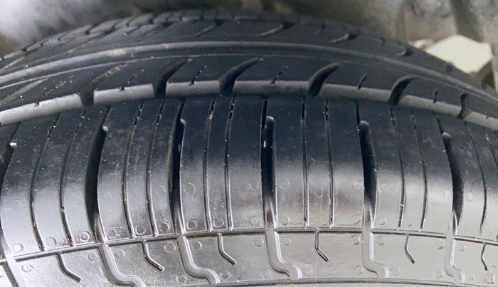 2013 Maruti Swift Dzire VXI, CNG, Manual, 69,397 km, Right Rear Tyre Tread