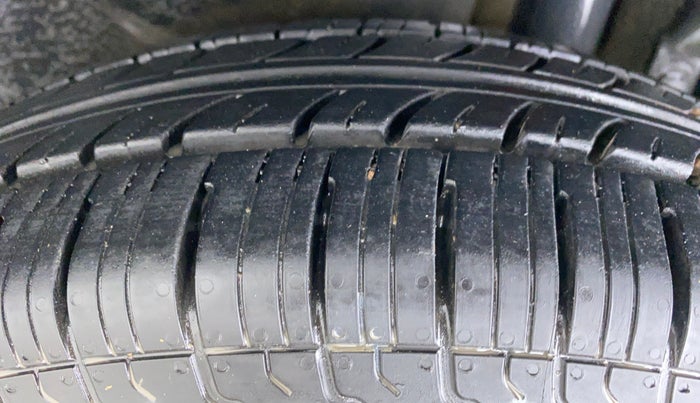 2013 Maruti Swift Dzire VXI, CNG, Manual, 69,397 km, Left Rear Tyre Tread