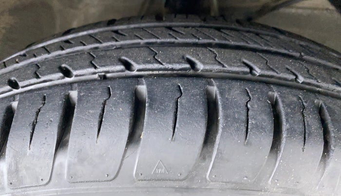 2018 Maruti Dzire LXI, Petrol, Manual, 17,241 km, Right Front Tyre Tread