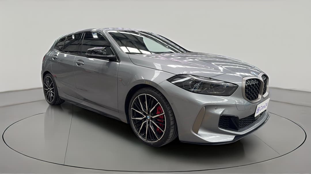 2022 BMW 1 M135i xDrive, Automatic, 45833 km, Right Front Diagonal (45- Degree) View