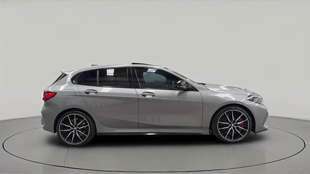 2022 BMW 1 M135i xDrive, Automatic, 45833 km, Right Side View