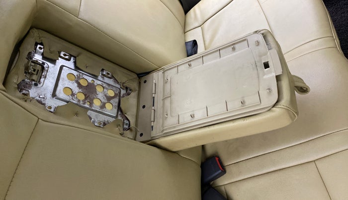2011 Hyundai Verna FLUIDIC 1.6 EX CRDI, Diesel, Manual, 81,603 km, Second-row right seat - Armrest has minor damage