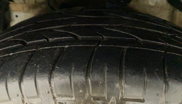 2022 Mahindra XUV300 W8 1.2 PETROL, Petrol, Manual, 21,601 km, Left Front Tyre Tread