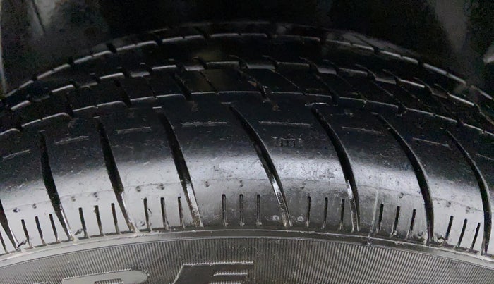 2013 Volkswagen Vento COMFORTLINE MT PETROL, Petrol, Manual, 72,646 km, Right Rear Tyre Tread