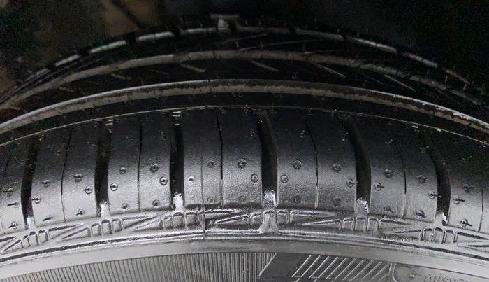 2013 Volkswagen Vento COMFORTLINE MT PETROL, Petrol, Manual, 72,646 km, Right Front Tyre Tread