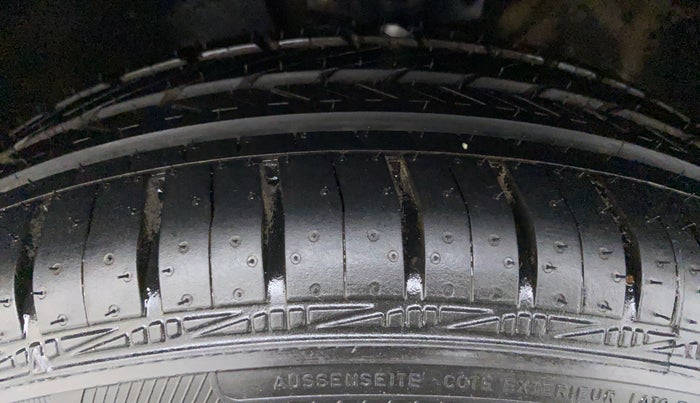 2013 Volkswagen Vento COMFORTLINE MT PETROL, Petrol, Manual, 72,646 km, Left Front Tyre Tread