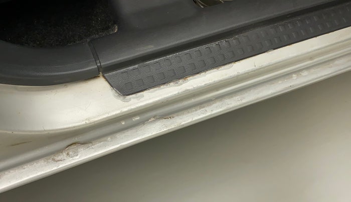 2011 Maruti Swift LXI, Petrol, Manual, 28,702 km, Right running board - Paint has minor damage
