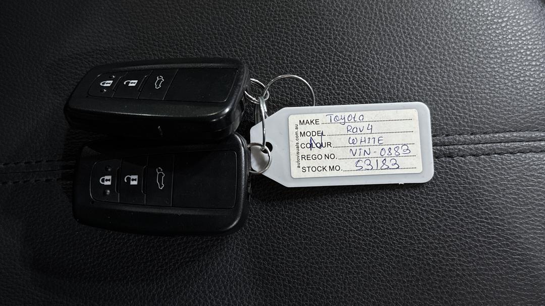 2024 Toyota RAV4 Cruiser (AWD) Hybrid, Automatic, 18584 km, Key Close-up