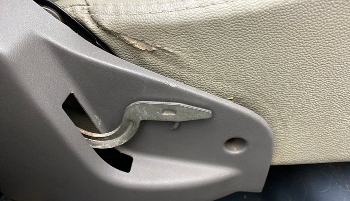 2014 Datsun Go T, Petrol, Manual, 78,416 km, Driver seat - Folding lever cover has minor damage