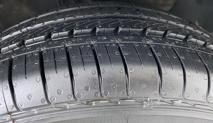 2015 Hyundai Elite i20 MAGNA 1.2, Petrol, Manual, 66,203 km, Right Front Tyre Tread