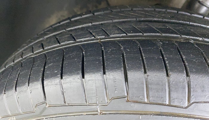 2015 Hyundai Elite i20 MAGNA 1.2, Petrol, Manual, 66,203 km, Left Front Tyre Tread