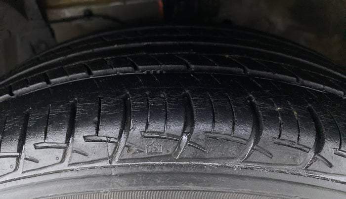 2017 Maruti Ciaz ZETA 1.4 VVT, Petrol, Manual, 50,475 km, Left Front Tyre Tread