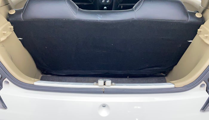 2015 Honda Brio S MT, Petrol, Manual, 96,198 km, Dicky (Boot door) - Parcel tray missing