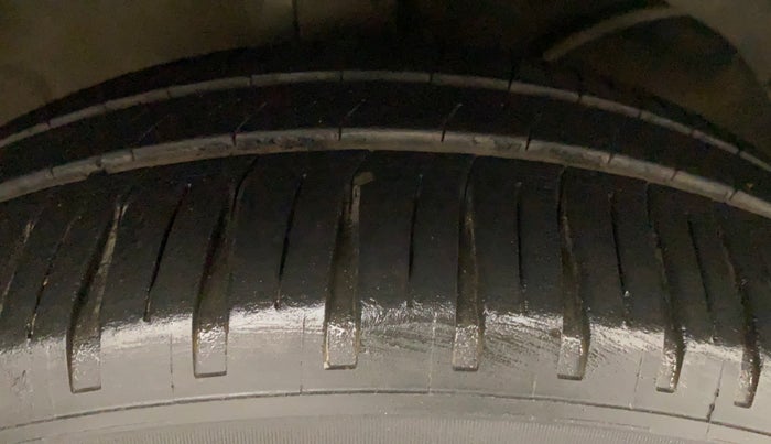 2017 Maruti Dzire ZDI, Diesel, Manual, 88,694 km, Right Front Tyre Tread