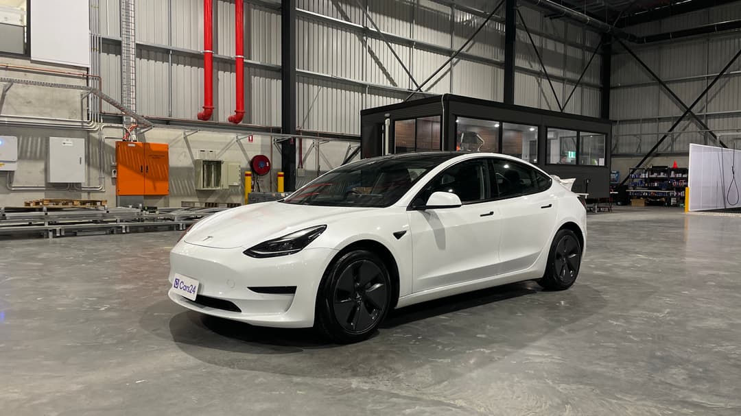 2021 Tesla Model 3 Standard Range Plus RWD, Automatic, 42960 km, Left Front Diagonal (45- Degree) View
