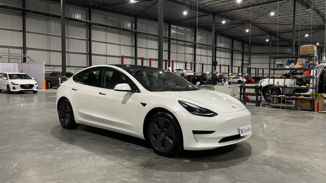 2021 Tesla Model 3 Standard Range Plus RWD, Automatic, 42960 km, Right Front Diagonal (45- Degree) View