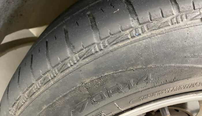 2019 Volkswagen Ameo Trendline 1.0, Petrol, Manual, 64,258 km, Left front tyre - Minor crack