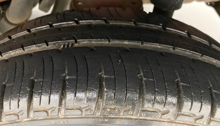 2016 Mahindra Kuv100 K8 6 STR, Petrol, Manual, 27,191 km, Left Rear Tyre Tread