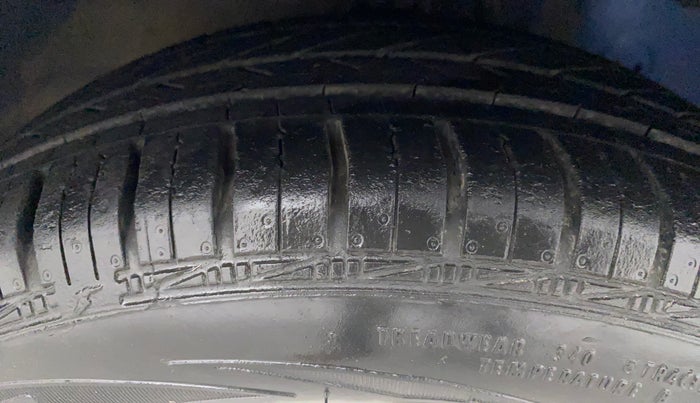 2018 Hyundai Eon ERA +, Petrol, Manual, 38,232 km, Right Front Tyre Tread