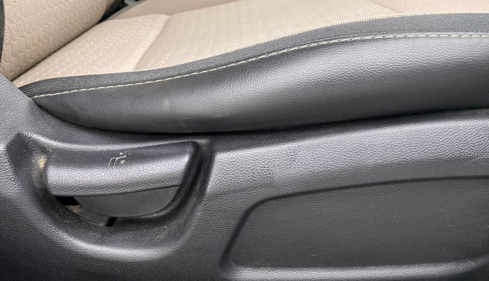 2016 Hyundai Elite i20 MAGNA 1.2, Petrol, Manual, 73,799 km, Driver Side Adjustment Panel