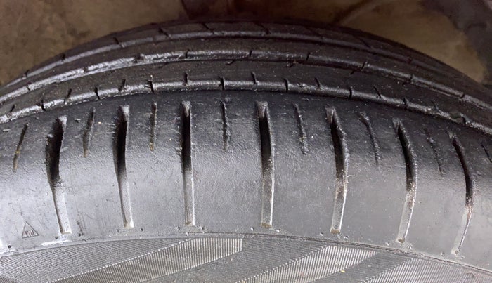 2018 Maruti Swift ZXI+, CNG, Manual, 50,188 km, Right Front Tyre Tread