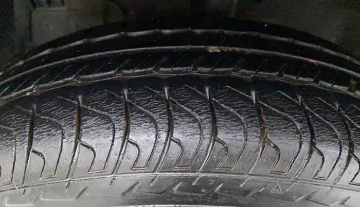 2015 Maruti Swift VXI D, Petrol, Manual, 28,747 km, Left Front Tyre Tread