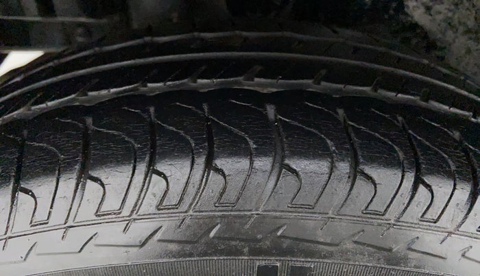 2015 Maruti Swift VXI D, Petrol, Manual, 28,747 km, Right Rear Tyre Tread