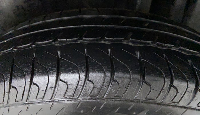 2015 Maruti Swift VXI D, Petrol, Manual, 28,747 km, Left Rear Tyre Tread
